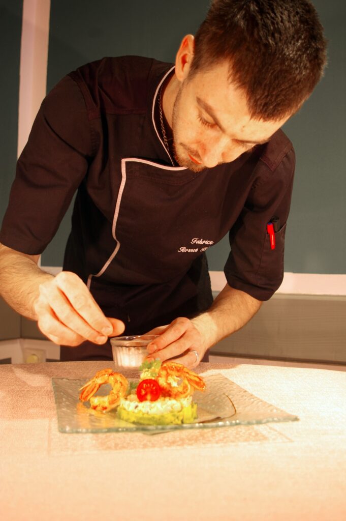 Le chef du restaurant des Trente pas en train de dresser une assiette